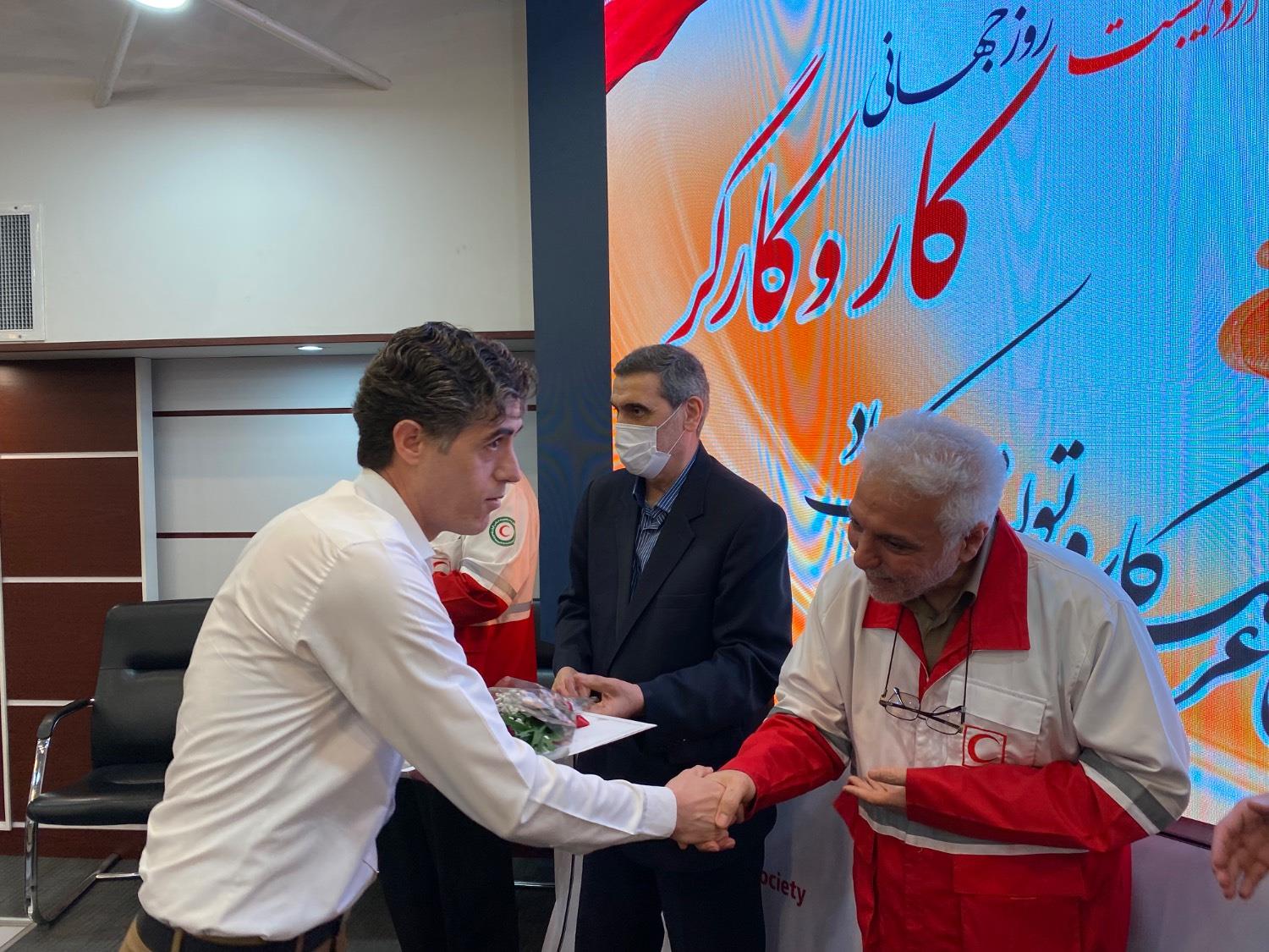 تقدیر از پرسنل شرکت داروسازی سها توسط دک...